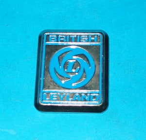 BRITISH LEYLAND CAST BADGE BLUE ON SILVER FRONT GUARD MGB 1972 > - INCLUDES DELIVERY